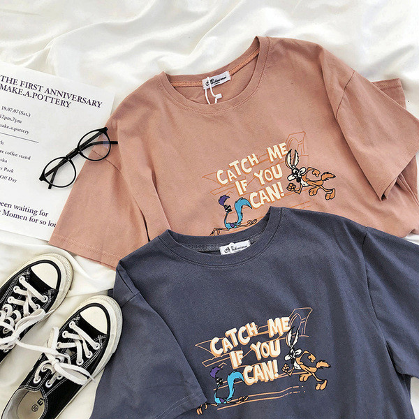 Rövid női blúz rövid ujjal és mintával