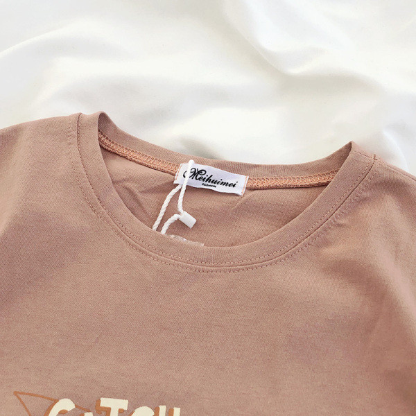 Rövid női blúz rövid ujjal és mintával