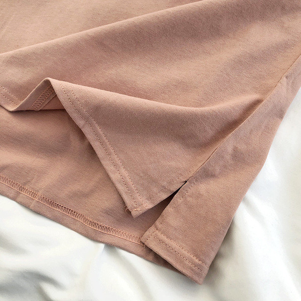 Rövid női blúz rövid ujjal és mintával