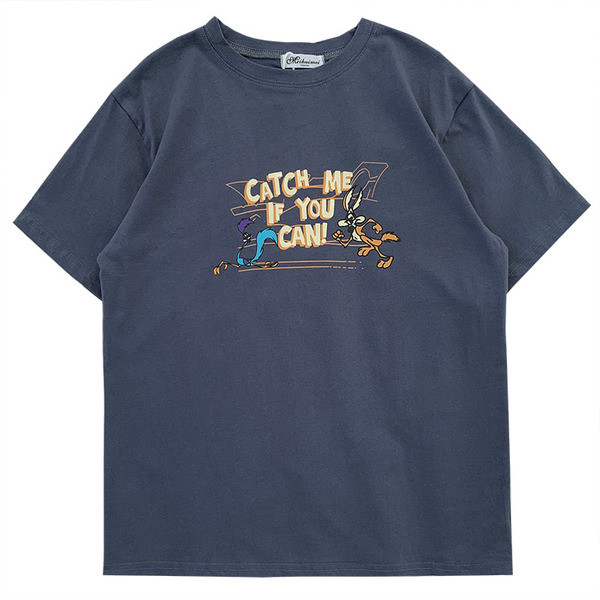 Rövid női blúz rövid ujjal és mintával