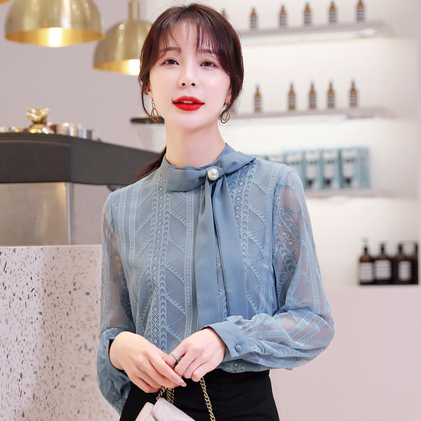 Stílusos női ing szalaggal, hímzéssel és hosszú ujjal