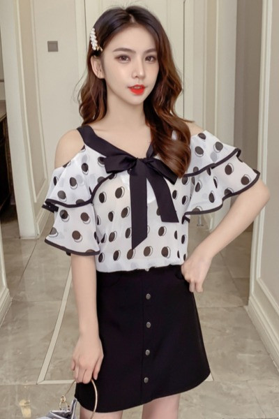 Modern női blúz szalaggal, spitz nyakkivágással és csupasz vállakkal