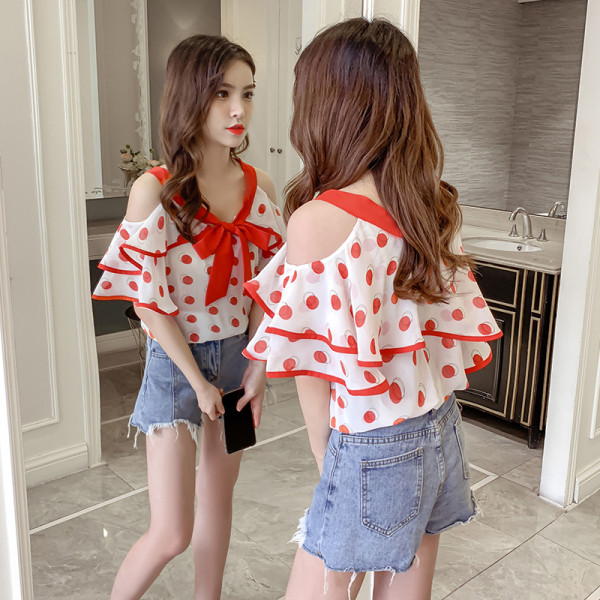 Modern női blúz szalaggal, spitz nyakkivágással és csupasz vállakkal