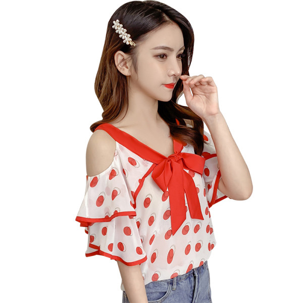 Modern női blúz szalaggal, spitz nyakkivágással és csupasz vállakkal