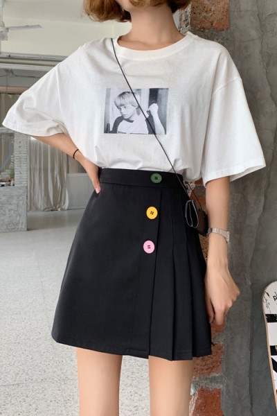 Új modell női szoknya magas derékkal, redős résszel és színes gombokkal