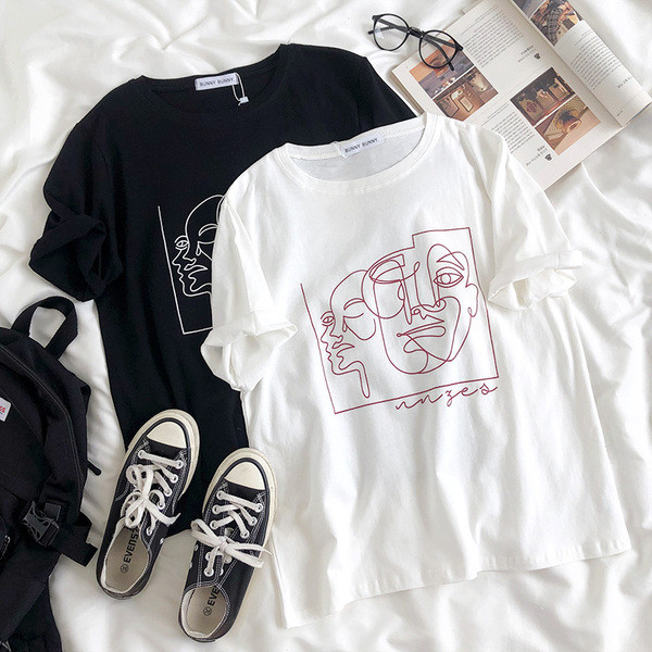 Széles női póló rövid ujjal és mintával