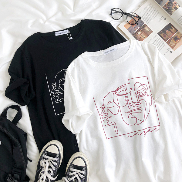 Széles női póló rövid ujjal és mintával