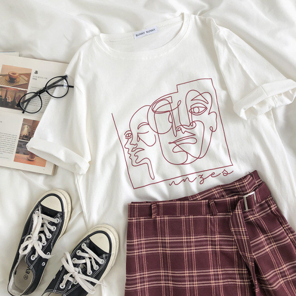 Széles női póló rövid ujjal és mintával