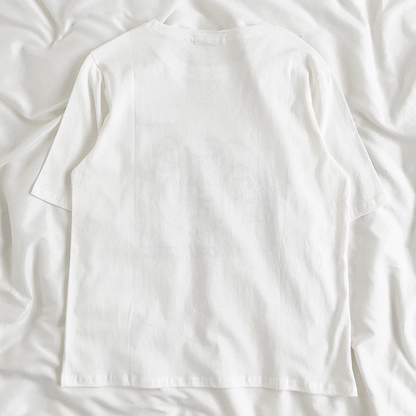 Széles női póló rövid ujjal és mintával