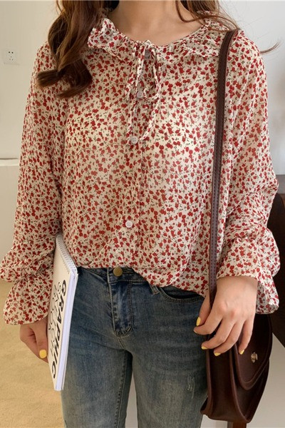 Női ing ovális nyakkivágással, széles ujjakkal és virágmintával