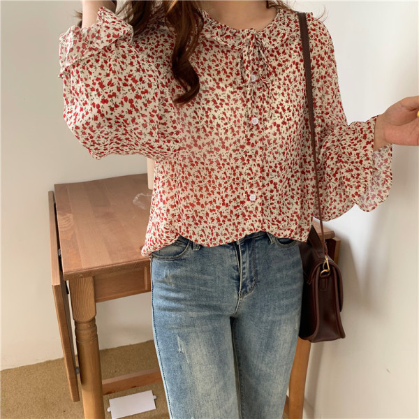 Női ing ovális nyakkivágással, széles ujjakkal és virágmintával