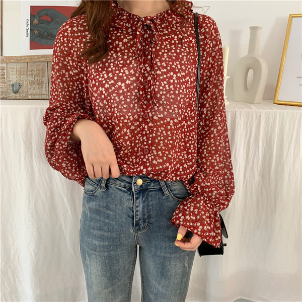 Női ing ovális nyakkivágással, széles ujjakkal és virágmintával