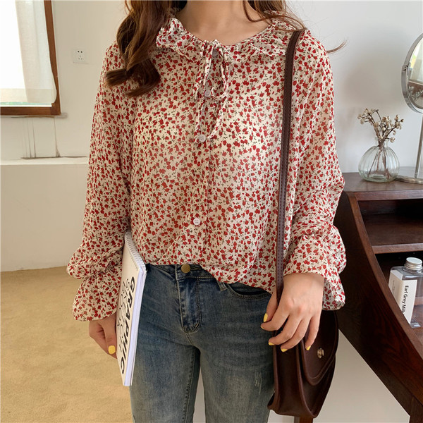 Női ing ovális nyakkivágással, széles ujjakkal és virágmintával