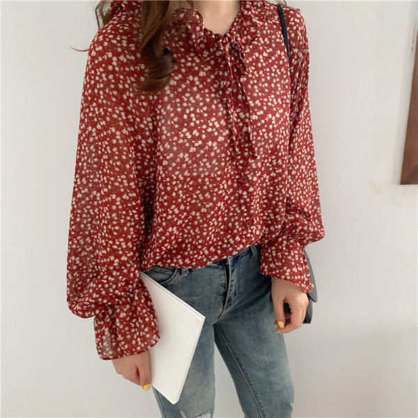 Női ing ovális nyakkivágással, széles ujjakkal és virágmintával