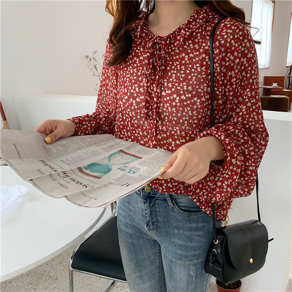 Női ing ovális nyakkivágással, széles ujjakkal és virágmintával