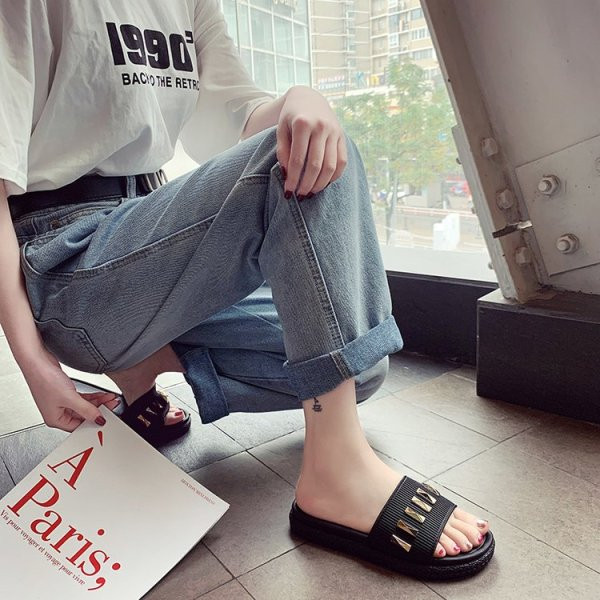 Női alkalmi papucs fém elemekkel