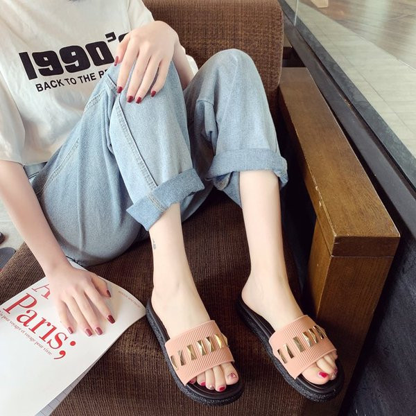 Női alkalmi papucs fém elemekkel