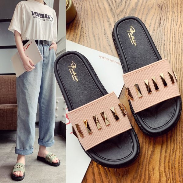 Női alkalmi papucs fém elemekkel