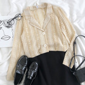 Ženska čipkasta košulja sa špic izrezom i gumbima