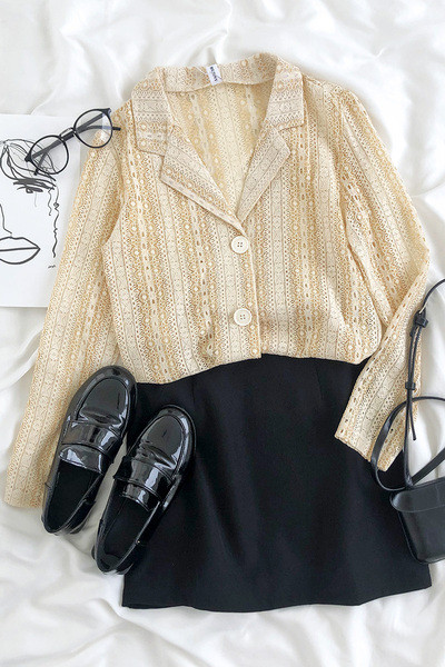 Ženska čipkasta košulja sa špic izrezom i gumbima