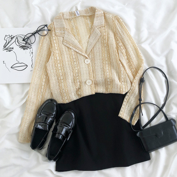 Ženska čipkasta košulja sa špic izrezom i gumbima