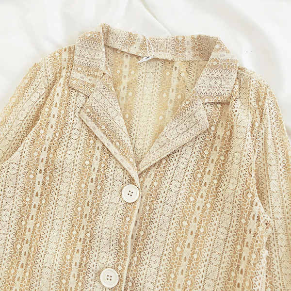 Ženska čipkasta košulja sa špic izrezom i gumbima