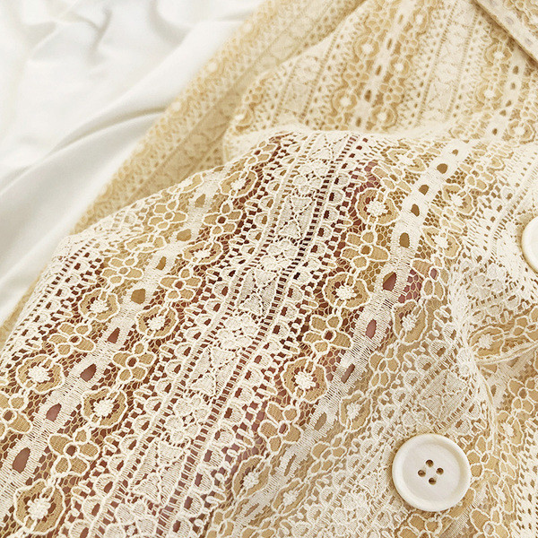 Ženska čipkasta košulja sa špic izrezom i gumbima