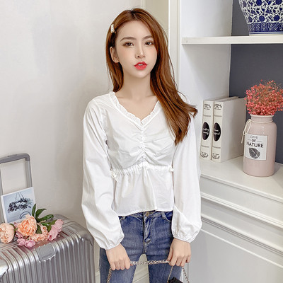 Alkalmi női ing gombokkal és V-nyakkal