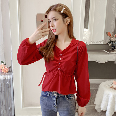 Alkalmi női ing gombokkal és V-nyakkal