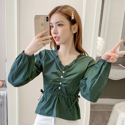 Alkalmi női ing gombokkal és V-nyakkal