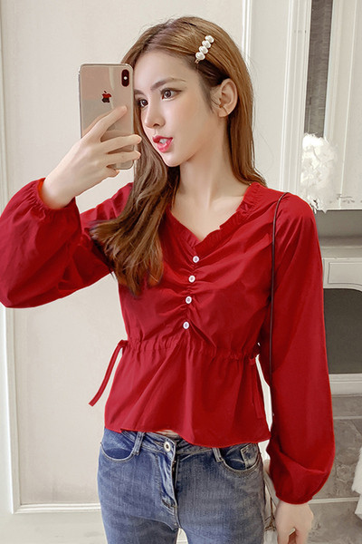 Alkalmi női ing gombokkal és V-nyakkal