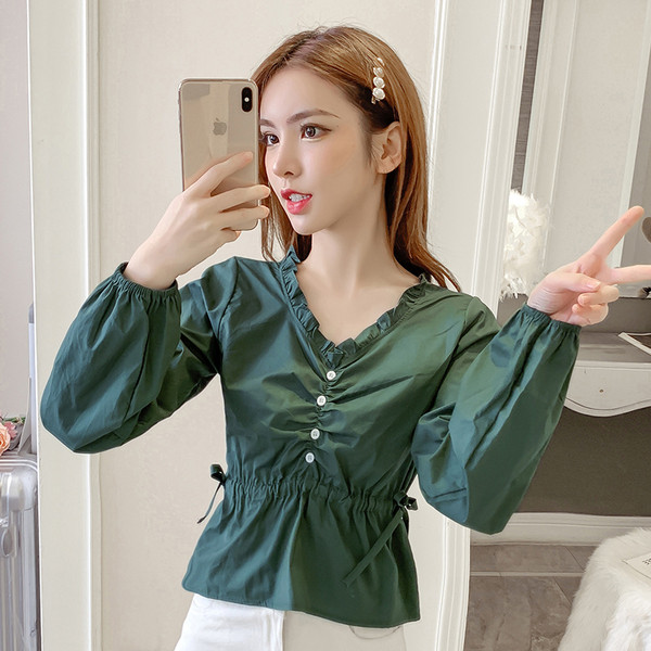 Alkalmi női ing gombokkal és V-nyakkal