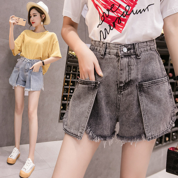 Női alkalmi rövidnadrág szakadt mintával és zsebekkel