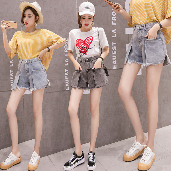 Női alkalmi rövidnadrág szakadt mintával és zsebekkel