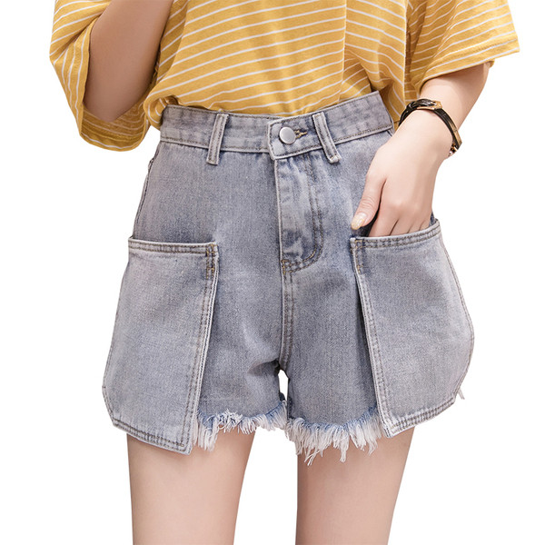 Női alkalmi rövidnadrág szakadt mintával és zsebekkel