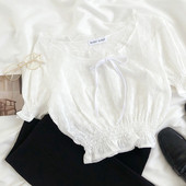 Rövid, fehér női blúz ovális nyakkivágással és megkötővel