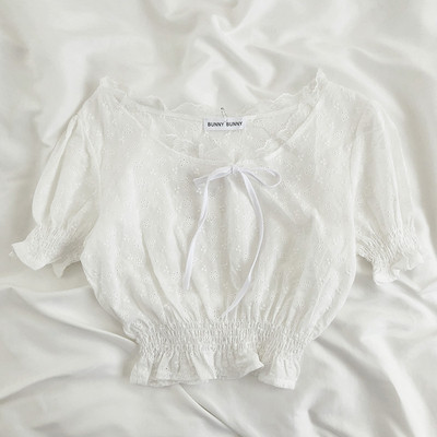 Rövid, fehér női blúz ovális nyakkivágással és megkötővel