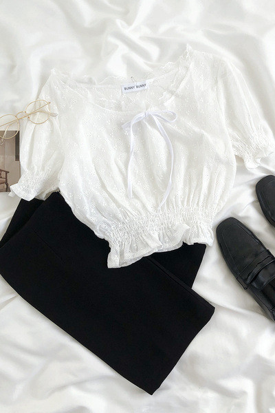 Rövid, fehér női blúz ovális nyakkivágással és megkötővel