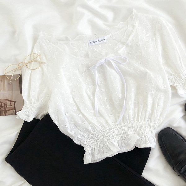 Rövid, fehér női blúz ovális nyakkivágással és megkötővel