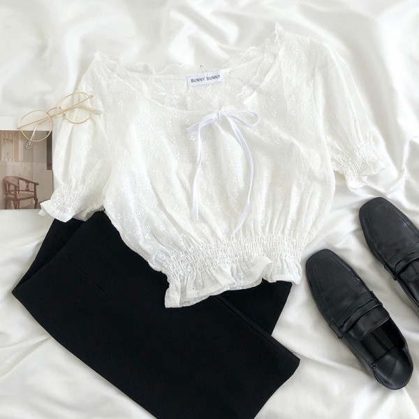 Rövid, fehér női blúz ovális nyakkivágással és megkötővel