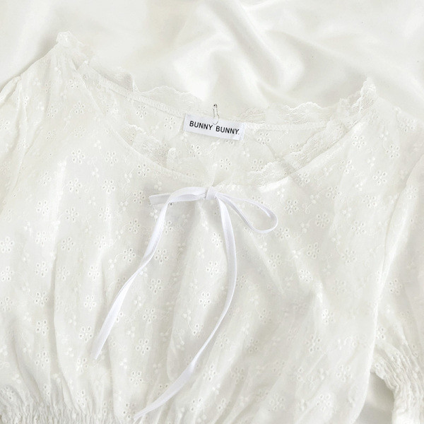 Rövid, fehér női blúz ovális nyakkivágással és megkötővel