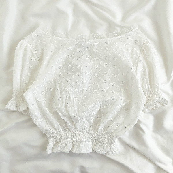 Rövid, fehér női blúz ovális nyakkivágással és megkötővel