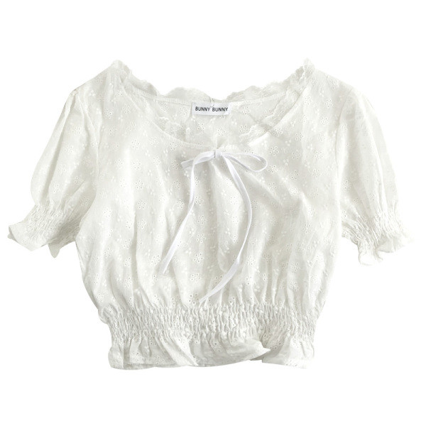 Rövid, fehér női blúz ovális nyakkivágással és megkötővel