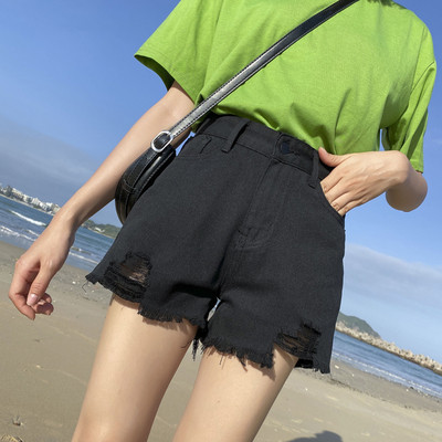 Pantaloni scurți de damă cu motive rupte și curea