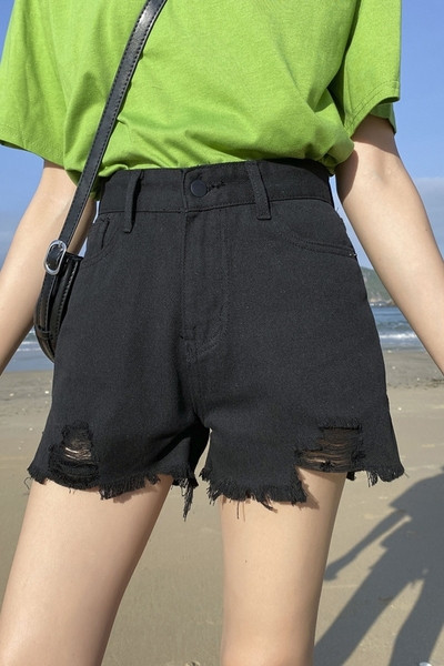 Pantaloni scurți de damă cu motive rupte și curea