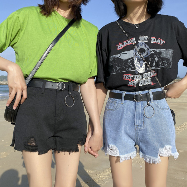 Pantaloni scurți de damă cu motive rupte și curea