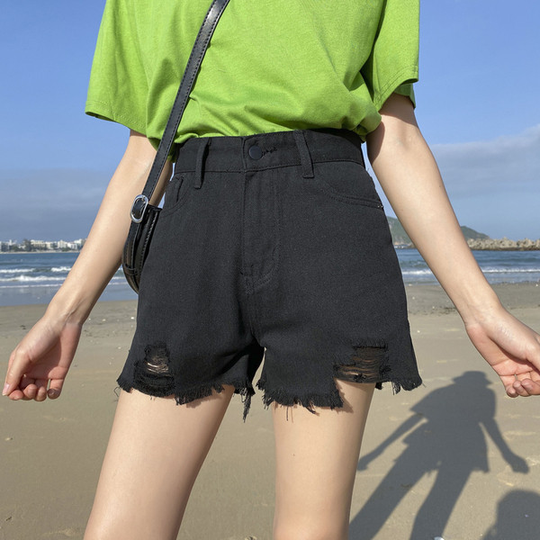 Pantaloni scurți de damă cu motive rupte și curea