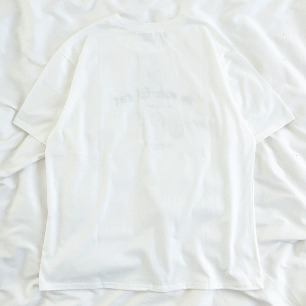 Бяла дамска тениска с къс ръкав и щампа 