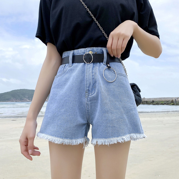 Ежедневни къси дамски дънкови панталони с колан и скъсани мотиви