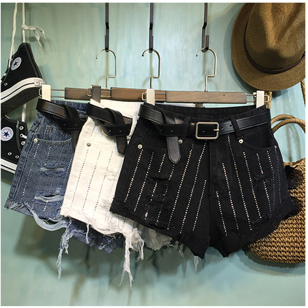 Pantaloni scurți de damă cu curea